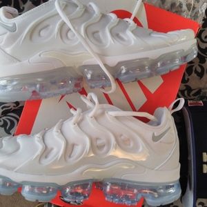 2020 Vapor Max all white.. Never wore!!!